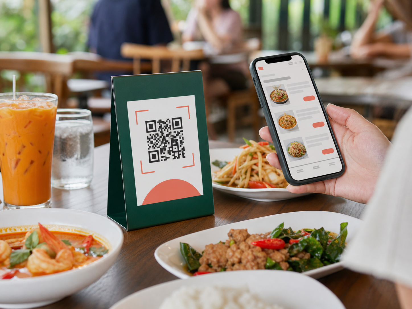 ลูกค้าสแกน QR Code เพื่อสั่งอาหารที่โต๊ะในร้านอาหารไทย